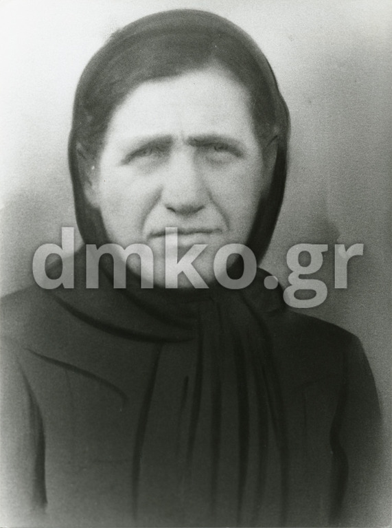 Η χήρα Χριστίνα Σωτηροπούλου, σύζυγος του εκτελεσθέντα Αλεξίου Σωτηρόπουλου και μητέρα του εκτελεσθέντος παιδιού της Ανδρέα Σωτηρόπουλου.