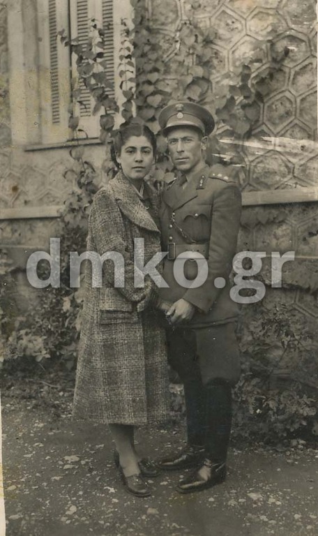 Ο διασωθείς Παναγιώτης Νικολαΐδης με τη σύζυγό του Ελένη.