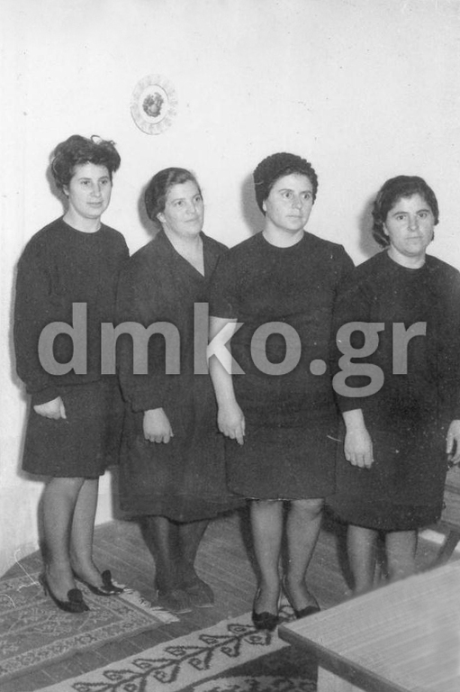 Οι κόρες του εκτελεσθέντα Κωνσταντίνου Τραγότσαλου: Αγλαϊα, Ελένη, Αικατερίνη και Γεωργία.