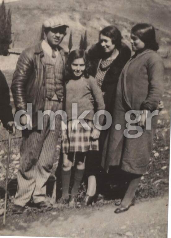 Ο εκτελεσθείς Γεώργιος Λιακόπουλος εικονίζεται με τη σύζυγό του Ευφροσύνη (στο άκρον δεξιά-ευρισκόμενη σε κατάσταση κυοφορίας στον γιο του Ηλία) και με άλλα συγγενικά  του πρόσωπα.