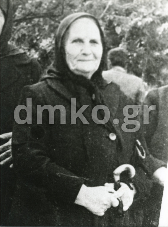 Η χήρα Ανθή Ζωϊτοπούλου, σύζυγος του εκτελεσθέντα Ευθύμιου Ζωϊτόπουλου και μητέρα του εκτελεσθέντος μοναχογιού της Κωνσταντίνου Ζωϊτόπουλου.