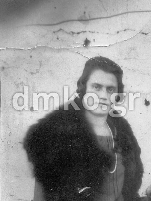 Η χήρα Κανέλλα Παναγιωτακοπούλου, σύζυγος του εκτελεσθέντα Ανδρέα Παναγιωτακόπουλου.<br /><br />
Γεννήθηκε στα Καλάβρυτα το 1910. Πατέρας της ήταν ο Νικόλαος Τσάμης –διοικητής της Αστυνομίας και αποσπασματάρχης της περιοχής Καλαβρύτων– και μητέρα της η Βασιλική Τσάμη, το γένος Μπρε. Είχε άλλα τρία αδέλφια, τη Μαρία, την Τασία και το Γιώργο.<br />
Το 1930 παντρεύτηκε τον Ανδρέα Παναγιωτακόπουλο και απέκτησαν δύο παιδιά, το Νίκο και την Κούλα. Ο σύζυγός της Ανδρέας εκτελέστηκε απ’ τους Γερμανούς στις 13 Δεκεμβρίου 1943.<br />
Η Κανέλλα Παναγιωτακοπούλου υπήρξε μια γυναίκα με ισχυρή προσωπικότητα, δραστήρια κι εργατική, προσέφερε ανεκτίμητες υπηρεσίες στους συμπατριώτες μέχρι το έτος 1951 που έφυγε για το Σικάγο με το γιο της Νίκο και την κόρη της Κούλα, καλεσμένη από τις δυο αδελφές της.<br />
Το έτος 1944 εξελέγη από τις χήρες Μανάδες πρώτη Πρόεδρος του Συλλόγου «Θυμάτων, Χηρών και Ορφανών-ο Γολγοθάς» και αγωνίστηκε με θυσία και αυταπάρνηση για την επιβίωση των απορφανισμένων οικογενειών (μέσω του Ερυθρού Σταυρού: διανομές-τρόφιμα -ένδυση-στέγαση) και διεκδίκησε δυναμικά τα δικαιώματά τους (επαναλειτουργία του Γυμνασίου, δικαίωμα ψήφου στις γυναίκες). Απεβίωσε το 2000.<br />
 