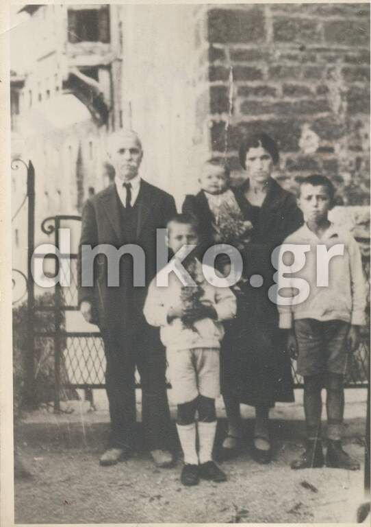  Η Ειρήνη Θανοπούλου -πριν την καταστροφή με την οικογένειά του(αριστερά): ο Γιώργος, ο σύζυγός της Αντώνιος Θανόπουλος, ο Σωτήρης (στην αγκαλιά) και ο ∆ημήτρης. Λείπει το τέταρτο παιδί, ο Βασίλης.