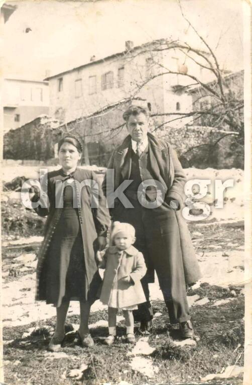 Ο εκτελεσθείς Χρίστος Τσαπάρας με τη σύζυγό του Μαρία και την κόρη τους Βασιλική<br /><br />
Η Μαρία Τσαπάρα γεννήθηκε το 1903 στην Άνω Κλειτορία (Καρνέσι) απ’ τον Παναγιώτη Ανδριανόπουλο, έμπορο, και την Αικατερίνη Ρέλου. Είχε τρία αδέλφια, τον Γιώργο (ιατρό), τη Σοφία Ανδριανοπούλου-Σακελλαροπούλου και την Παναγιώτα Ανδριανοπούλου-Λιαρίκου. Το 1937 παντρεύτηκε το Χρίστο Τσαπάρα και απέκτησαν ένα παιδί, τη Βασιλική. Η Μαρία Τσαπάρα, σεμνή και αξιοπρεπής παρουσία, φυσιογνωμία ευγενική, βοήθησε και συμπαραστάθηκε διακριτικά τους πάσχοντες συνανθρώπους της. Στις 13-12-1943 εκτελέστηκε ο σύζυγός της Χρίστος Τσαπάρας.<br />
Απεβίωσε το 1998.<br />
 