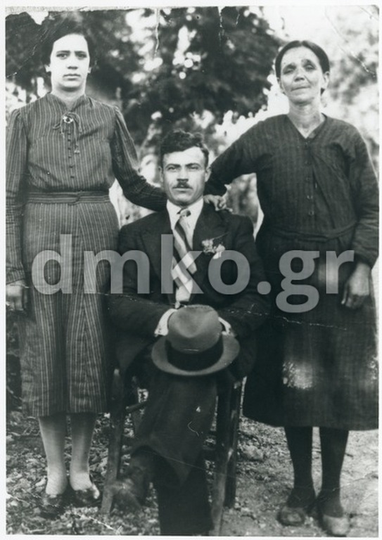 Ο εκτελεσθείς Παναγιώτης Νικολόπουλος του Ηλία (Υποδηματοποιός, 1910-1943) με τη συζυγό του Γεωργία Πορφύρη και τη μητέρα της Βασιλική.