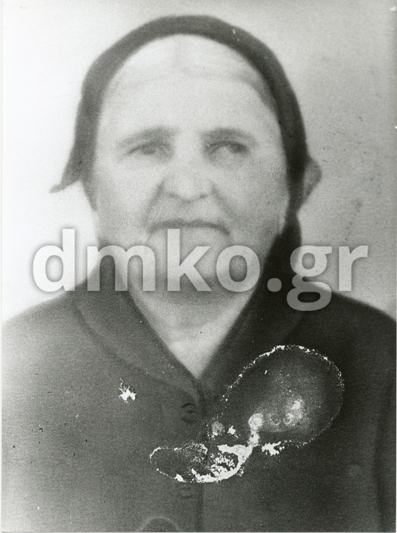 Η χήρα Αγγελική Παπαδημητροπούλου, σύζυγος του εκτελεσθέντα Δημητρίου Παπαδημητρόπουλου και μητέρα του εκτελεσθέντος γιου της Νικολάου Παπαδημητρόπουλου.