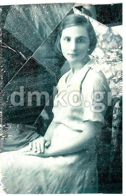 Η Ζαχαρούλα Τσεκούρα, κόρη του εκτελεσθέντος Κωνσταντίνου Τσεκούρα.