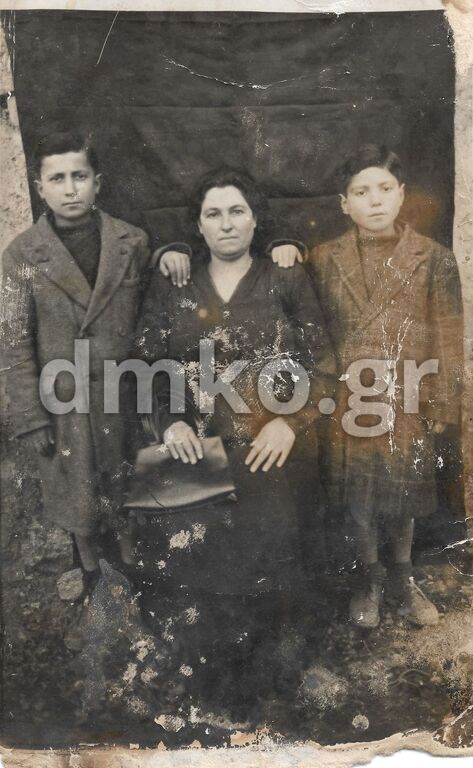 Η Αγγελική Μαυρίδη και οι δύο γιοι της. Αριστερά ο Θεολογος Μαυριδης και δεξιά ο Δημήτρης Μαυρίδης.