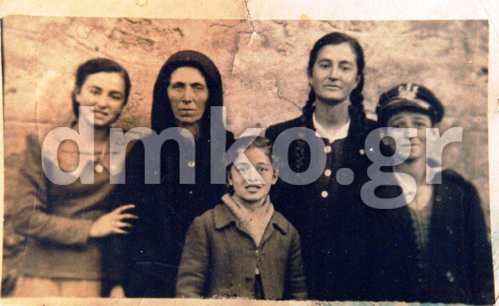 Η χήρα Μαρία Σαρανταυγά με τα τέσσερα ορφανά παιδιά της, την Αθηνά, τον Γεώργιο, τη Χριστίνα και την Ελένη.