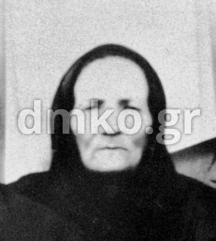 <br />
Η χήρα Αθηνά Νικολάου, σύζυγος του εκτελεσθέντος: Παναγιώτη Νικολάου και μητέρα των εκτελεσθέντων Δημητρίου, Βασιλείου, Θεοδώρου και Γεωργίου Νικολάου,