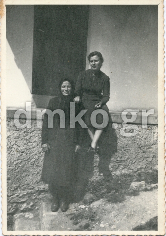 Η Αδαμοπούλου Γεωργία με τη μητέρα της, κόρη του εκτελεσθέντος Αδαμόπουλου Θεοδώρου και ανιψιά του εκτελεσθέντος Χαράλαμπου Αδαμόπουλου.<br />
 