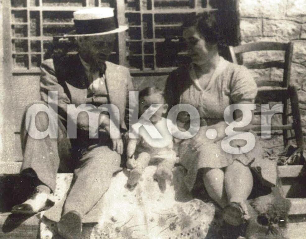 Ο Αθανάσιος Κουμάντος με τη σύζυγό του Βασιλική και το γιο του Παναγιώτη σε στιγμές οικογενειακής τρυφερότητας.