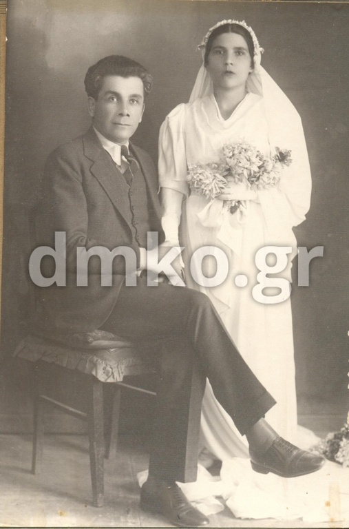 Ο εκτελεσθείς Χρίστος Τσαπάρας με τη σύζυγό του Μαρία την ημέρα του γάμου τους, το έτος 1937.