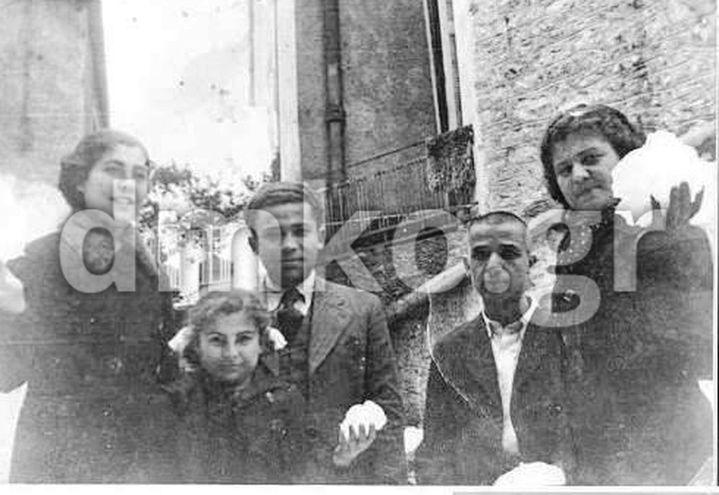 Τα παιδιά της οικογένειας του Νικολάου και της Αγγελικής Τζούδα πριν την τραγωδία: η Ελένη, η Ευσταθία, ο Δημήτρης, ο Γιώργος και η Μαρία.
