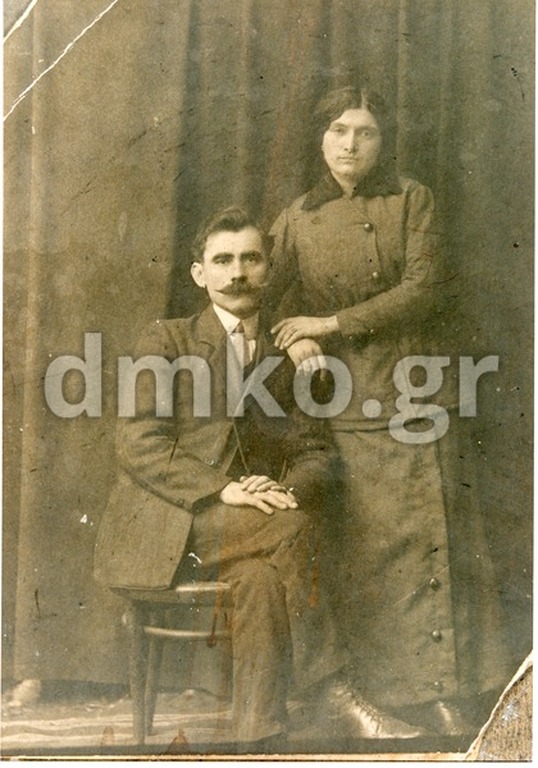 Φωτογραφία στην οποία εικονίζεται ο εκτελεσθείς την 13/12/1943 Σταθούλιας ή Ντάλκας Βασίλειος του Γεωργίου, μαζί με την σύζυγό του Αρχοντούλα σε εσωτερικό χώρο, πιθανώς φωτογραφείο. (ΔΠΜΥ 0158)