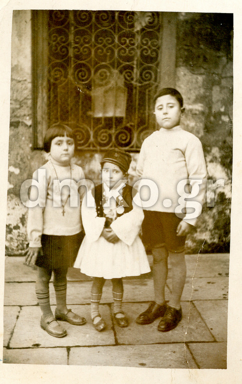 Ο Γεώργιος Σταυρόπουλος-δεξιά-με τις  αδελφές του Αθηνά και Παναγιώτα το έτος 1931.