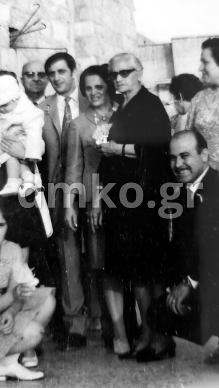 Η χήρα Μαρία Τσαβαλά, σε αναμνηστική φωτογραφία με συγγενικά της πρόσωπα.<br />
 