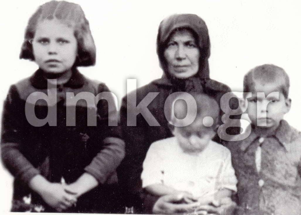 Η χήρα Βασιλική Παυλοπούλου με τα τρία ορφανά παιδιά της, τον Ανδρέα, τον Γιώργο και την Κατίνα.