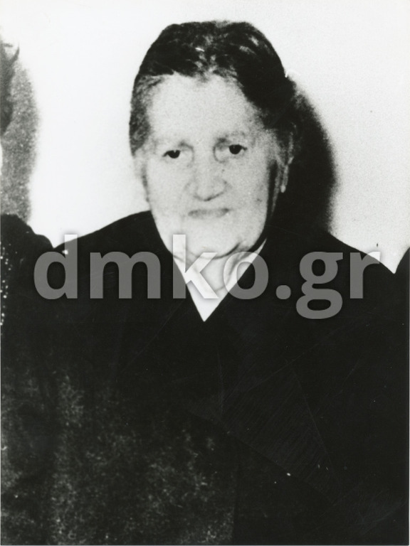 Η χήρα Ελένη Λούτση, σύζυγος του εκτελεσθέντα Παναγιώτη Λούτση και μητέρα των εκτελεσθέντων παιδιών της, Παύλου και Θεοδώρου Λούτση