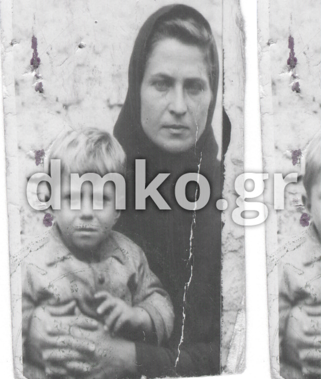 Η χήρα Ελένη Παπαγεωργίου, σύζυγος του εκτελεσθέντος Κωνσταντίνου Παπαγεωργίου, με το ορφανό παιδί της, Παναγιώτη