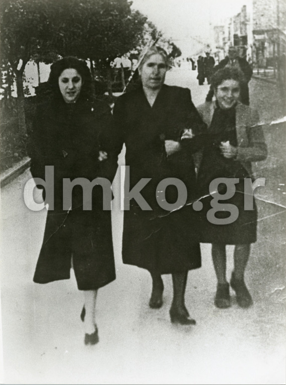 Η χήρα Άννα Μπράτσικα μαζί με της κόρες της.
