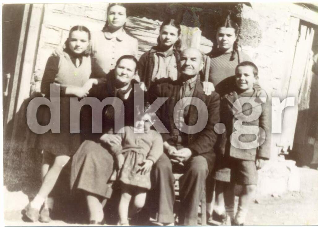 Η Ελένη Κωστοπούλου με τον διασωθέντα σύζυγό της Σταύρο Κωστόπουλο και τα έξι παιδιά της, τον Κώστα,  την Αγγελική, την Ασπασία, την Ολυμπία, την Ειρήνη και την Παναγιώτα.