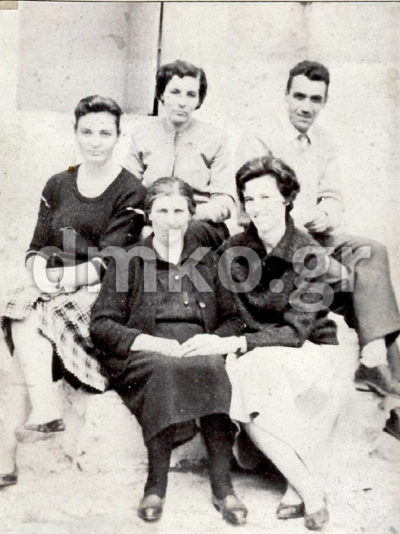Η χήρα Ροδοπούλου Αγλαία με τα τέσσερα παιδιά της, τον Χρήστο, την Πολυξένη, τη Βασιλική και την Αργυρή.
