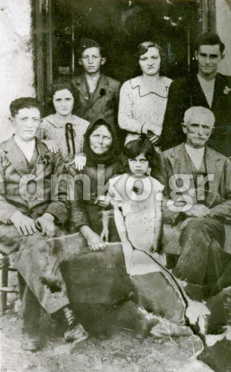 Η οικογένεια του Κώστα και της Μαρίας Λυμπέρη πριν τη θύελλα.