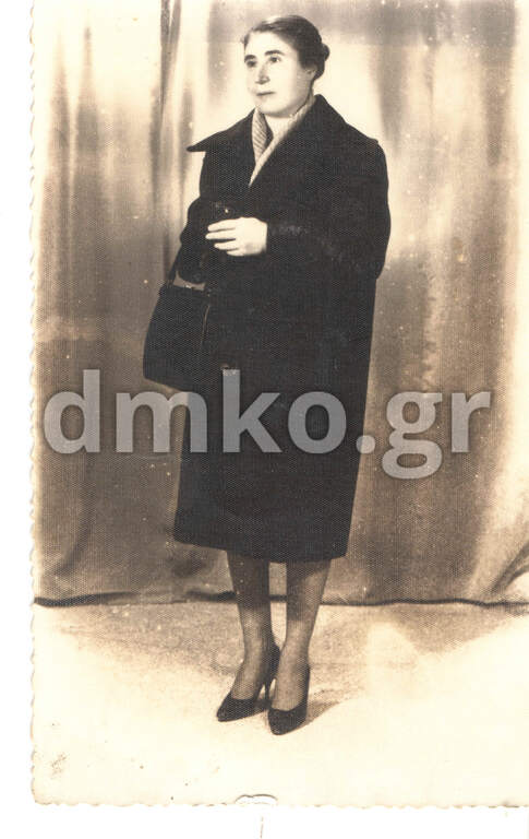 Η χήρα Σοφιανοπούλου - Δημοπούλου Χρυσούλα, σύζυγος του εκτελεσθέντος Σοφιανόπουλου Μιχαήλ.