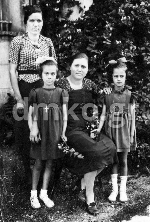 Η χήρα Μαργαρίτα Σακαλή με τα δύο ορφανά παιδιά της, τη Γεωργία και τη Μαρίκα και την αδελφή της Μαρία (όρθια αριστερά).