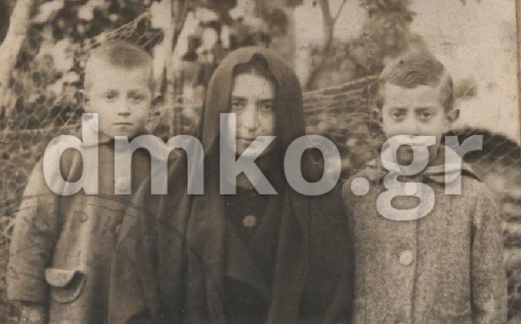Η χήρα Μαρία Καμπέρου με τα δυο ορφανά της παιδιά  (από δεξιά) τον Σπύρο και τον Άγγελο.