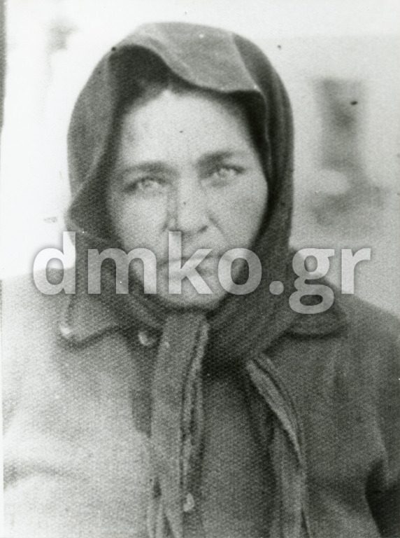 Η χήρα Κωνσταντίνα Σουρούκη, σύζυγος του εκτελεσθέντα Κωνσταντίνου Σουρούκη και μητέρα-μητριά των  εκτελεσθέντων Γεωργίου και Βασιλείου Σουρούκη.