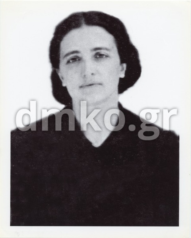 Η χήρα Χατζή Άννα, σύζυγος του εκτελεσθέντα Γεωργίου Χατζή, Επιθεωρητή Δημοτικής Εκπαίδευσης