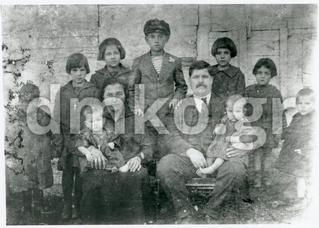 Οικογενειακή φωτογραφία της οικογένειας Γεωργίου και Ελένης Τσεκούρα.