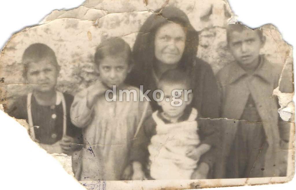 Η χήρα Ανδρομάχη Γεωργακοπούλου, σύζυγος του εκτελεσθέντος Γεωργίου Γεωργακόπουλου, με τα τέσσερα ορφανά παιδιά της, τον Χρήστο, την Νικολίτσα (απεβίωσε μικρή), τον Παναγιώτη και την Ασπασία.<br />
 