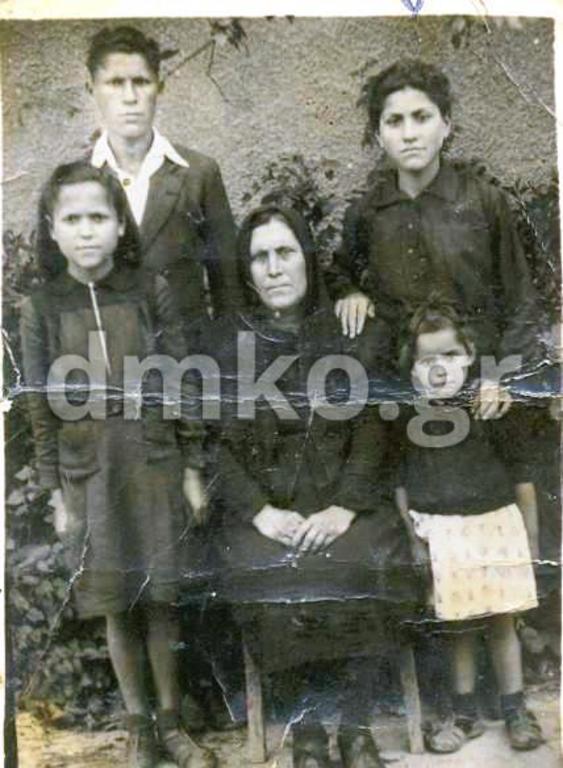 Η χήρα Ελένη Κολλιοπούλου με τα τέσσερα ορφανά παιδιά της, τη Μελπομένη, το Γιάννη, τη Γιώτα και τη Μαρίκα. Τα δύο άλλα της παιδιά, ο Σπήλιος και ο Τάκης μαζί με το σύζυγό της και πατέρα τους εκτελέστηκαν από τους Γερμανούς.