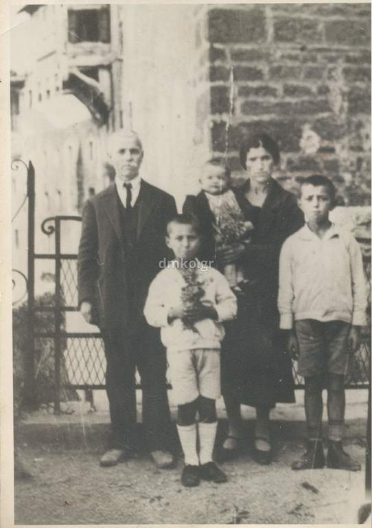  Η Ειρήνη Θανοπούλου -πριν την καταστροφή με την οικογένειά του(αριστερά): ο Γιώργος, ο σύζυγός της Αντώνιος Θανόπουλος, ο Σωτήρης (στην αγκαλιά) και ο ∆ημήτρης. Λείπει το τέταρτο παιδί, ο Βασίλης.