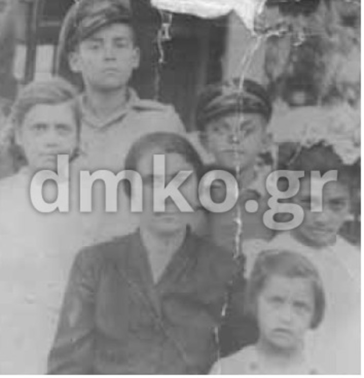 Η χήρα Μαρία Θεοφανοπούλου με τα πέντε ορφανά παιδιά της (από δεξιά) την Θεοφανώ, την Ελένη, τον Αποστόλη, τον Τάσο και την Ευγενία.