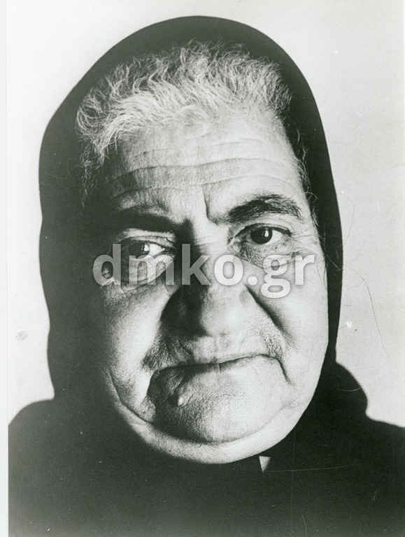 Η Αικατερίνη Βαρδακαστανη κόρη του εκτελεσθέντα Παναγιώτη Δημοπούλου.<br />
Γεννήθηκε το 1928 στα Καλάβρυτα απ’ τον Παναγιώτη Δημόπουλο και τη Βασιλική Σκαμβούγερα από την Κέρτεζη. Είχε δυο αδελφές, τη Μαρίκα και την Αλίκη. Το 1955 παντρεύτηκε τον Νικόλαο Βαρδακαστάνη απ’ το Βασιλικό Ζακύνθου και απέκτησαν τέσσερα παιδιά, τον Παναγιώτη, το Δημήτρη, τη Βασιλική και τον Ιωάννη. Στις 13-12-‘43 οι Γερμανοί εκτέλεσαν τον πατέρα της. Η Αικατερίνη Βαρδακαστάνη υπήρξε φωτεινό παράδειγμα εργατικότητας, μαχητικότητας και υπομονής: Με σκληρή δουλειά, με θυσίες και στερήσεις κατάφερε να ξαναφτιάξει την πατρική της στέγη και να χτίσει το δικό της σπιτικό. Η πληθωρική της παρουσία ήταν μια «ζωντανή μαρτυρία» και ένα σημείο αναφοράς του δράματος των Καλαβρύτων. Απεβίωσε το 2006.<br /><strong>( Από το βιβλίο Κραυγή-Το γυναικείο βίωμα της Καλαβρυτινής τραγωδίας</strong><br /><strong>Έκδοση: Δημοτικό Μουσείο Καλαβρυτινού Ολοκαυτώματος-Καλάβρυτα 2010)</strong><br />
 <br />
 