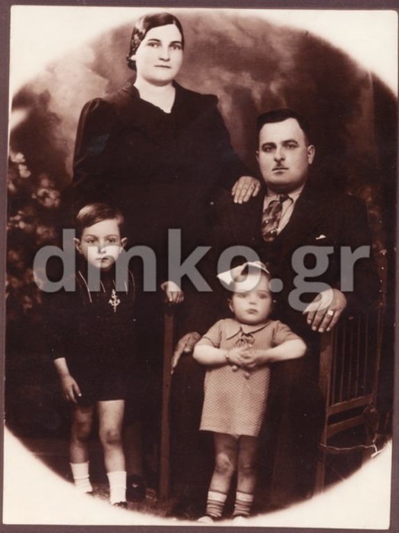 Οικογενειακή φωτογραφία του Σπήλιου Αντωνόπουλου και της συζύγου του μαζί με τα δυο τους παιδιά 1940.                                                                                                                                                