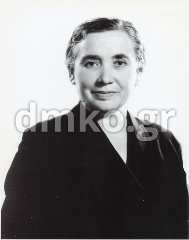 Η χήρα Κουμάντου Βασιλική, σύζυγος του εκτελεσθέντα Αθανασίου Κουμάντου, καθηγητή.<br /><br />
Η Βασιλική Κουμάντου (1907-2005) γεννήθηκε στα Σουδενέικα (σήμερα Λουσικά) Αχαΐας απ’ το Νικόλαο Σταυρόπουλο και την Όλγα Καραμάνου. Ήταν η μεγαλύτερη από επτά αδέλφια (4 αγόρια και 3 κορίτσια) μιας συνηθισμένης αγροτικής οικογένειας και ως μεγαλύτερη ανέλαβε την ανατροφή των μικρότερων αδελφών της. Παντρεύτηκε τον Μάρτιο του 1940, λίγους μήνες πριν κηρυχθεί ο πόλεμος του 1940, τον Αθανάσιο Κουμάντο από τη Βυσωκά, φιλόλογο καθηγητή στο Γυμνάσιο Καλαβρύτων και τον Ιανουάριο του 1941, απέκτησαν ένα παιδί, τον Πάνο. Στις 13-12-‘43 οι Γερμανοί εκτέλεσαν τον άνδρα της. Η Βασιλική Κουμάντου παρά την τραγωδία που της επεφύλαξε η μοίρα, παρέμεινε σε όλη της τη ζωή ένα χαρούμενο, κοινωνικό, επικοινωνιακό και αισιόδοξο άτομο, βαθιά θρησκευόμενη, με πίστη στο Θεό και μεγάλη αγάπη για την οικογένειά της αλλά και όλους τους ανθρώπους γύρω της.<br />
 