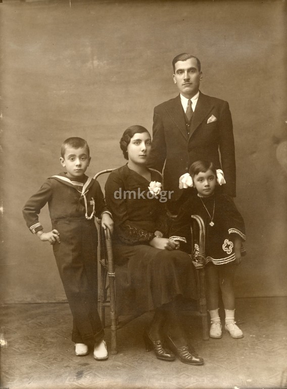 Οικογενειακή φωτογραφία της οικογένειας του εκτελεσθέντα Δημητρακόπουλου Ιωάννη, στην οποία παριστάνεται ο εκτελεσθέντας, η σύζυγός του Ουρανία Δημητρακοπούλου - Ανδρικοπούλου, ο γιός Βασίλειος Δημητρακόπουλος και η κόρη Σπυριδούλα Δημητρακοπούλου.
