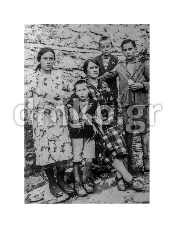 <br />
Η οικογένεια του εκτελεσθέντα Γεωργίου Π. Κηπουργού από τους Ρωγούς Καλαβρύτων, πριν την Καταστροφή. Καθήμενη η σύζυγος του εκτελεσθέντα Μαρία Κηπουργού – Μιχαλοπούλου και απο αριστερά τα τέκνα: Βαρβάρα, Χρήστος, Άγγελος και Παναγιώτης.<br />
 