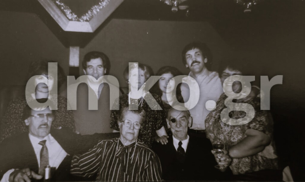 Μέλη της οικογένειας του Ιωάννη Κώνστα ή Κώστα. Στο κέντρο ο διασωθείς με τη σύζυγό του Βιργινία Ξυνογαλά.