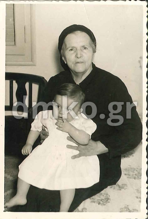 Η Παναγιώτα Σίνη κρατά στην αγκαλιά της την δισέγγονή της Βασιλική Ζωγράφου.